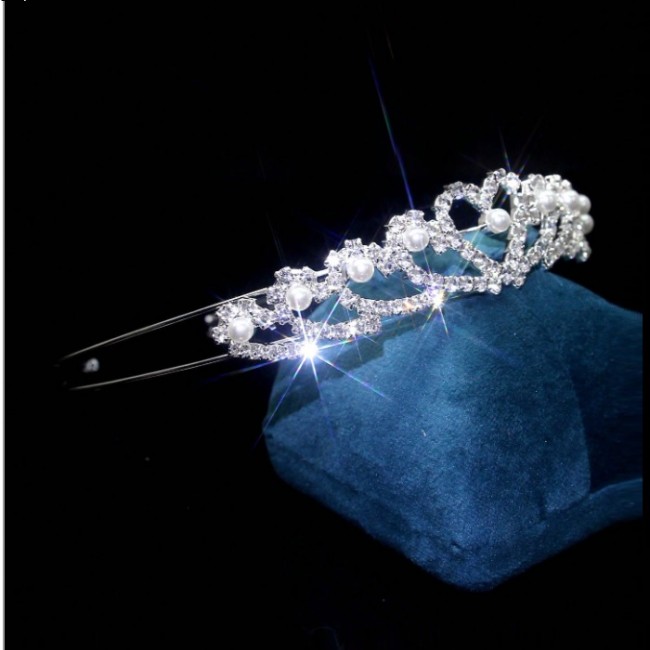 Diadema coronita cu inimi de zirconiu si perlute Diadema coronita cu inimi de zirconiu si perlute