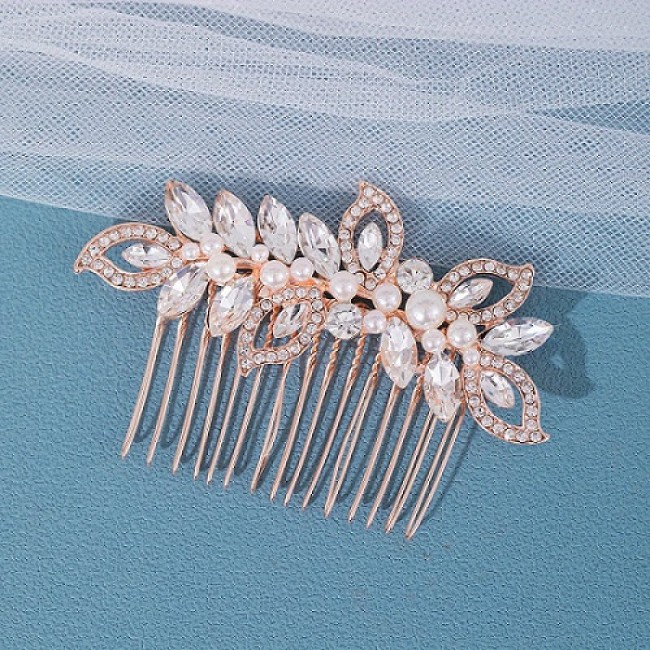 Accesoriu par agrafa tip pieptene cu flori si frunze din cristale si perle Accesoriu par agrafa tip pieptene cu flori si frunze din cristale si perle