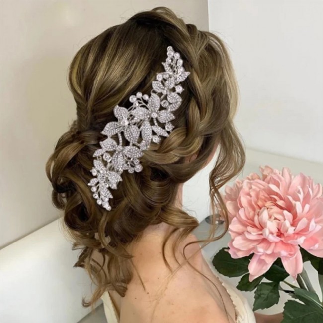 Accesoriu par agrafa cu prindere tip pieptene in trei puncte Accesoriu par agrafa cu prindere tip pieptene in trei puncte