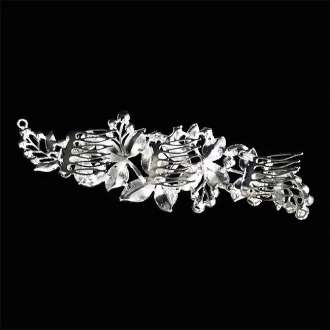 Accesoriu par agrafa cu prindere tip pieptene in trei puncte Accesoriu par agrafa cu prindere tip pieptene in trei puncte