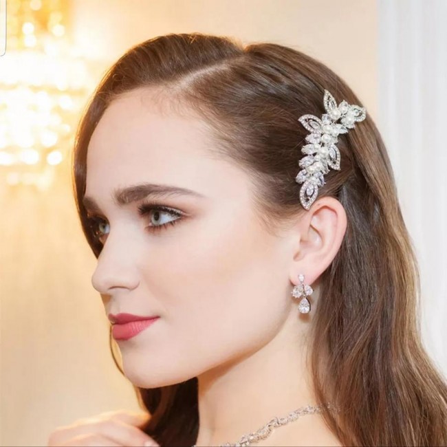 Accesoriu par agrafa tip pieptene cu flori si frunze din cristale si perle Accesoriu par agrafa tip pieptene cu flori si frunze din cristale si perle