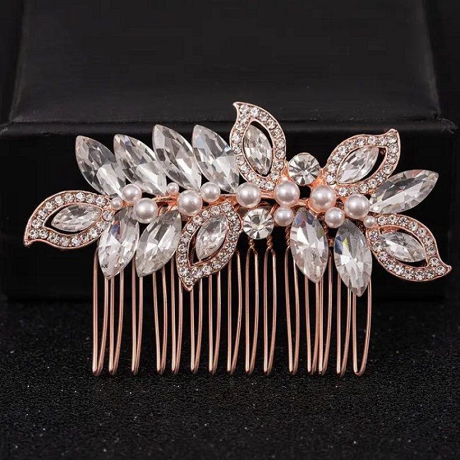 Accesoriu par agrafa tip pieptene cu flori si frunze din cristale si perle Accesoriu par agrafa tip pieptene cu flori si frunze din cristale si perle