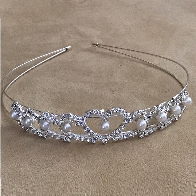 Diadema coronita cu inimi de zirconiu si perlute Diadema coronita cu inimi de zirconiu si perlute