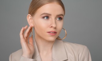 7 moduri moderne de a purta cercei rotunzi la birou fara sa incalci dress code-ul