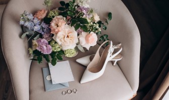 Flat-lay-ul perfect: cum sa aranjezi bijuteriile, invitatia si pantofii pentru pozele de detaliu din dimineata nuntii?