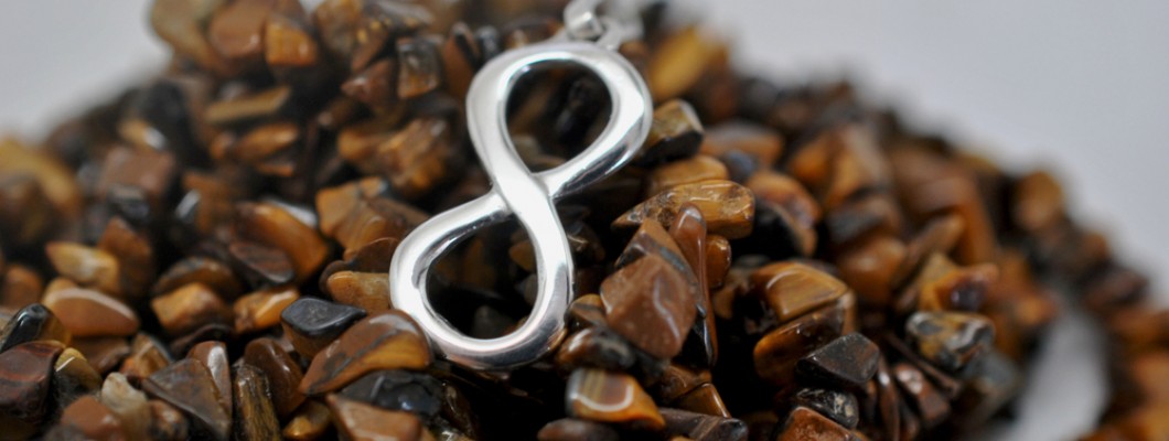 3 simboluri cu semnificatie spirituala in bijuterii: infinit, inima si ochiul protector