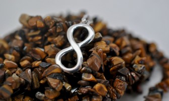 3 simboluri cu semnificatie spirituala in bijuterii: infinit, inima si ochiul protector