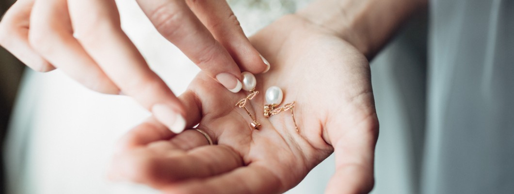 Cum alegi bijuterii de mireasa „on a budget”: stralucesti fara sa cheltui o avere