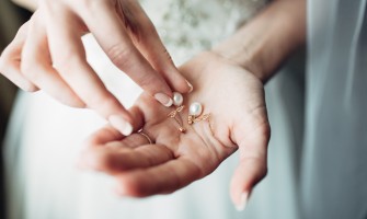 Cum alegi bijuterii de mireasa „on a budget”: stralucesti fara sa cheltui o avere