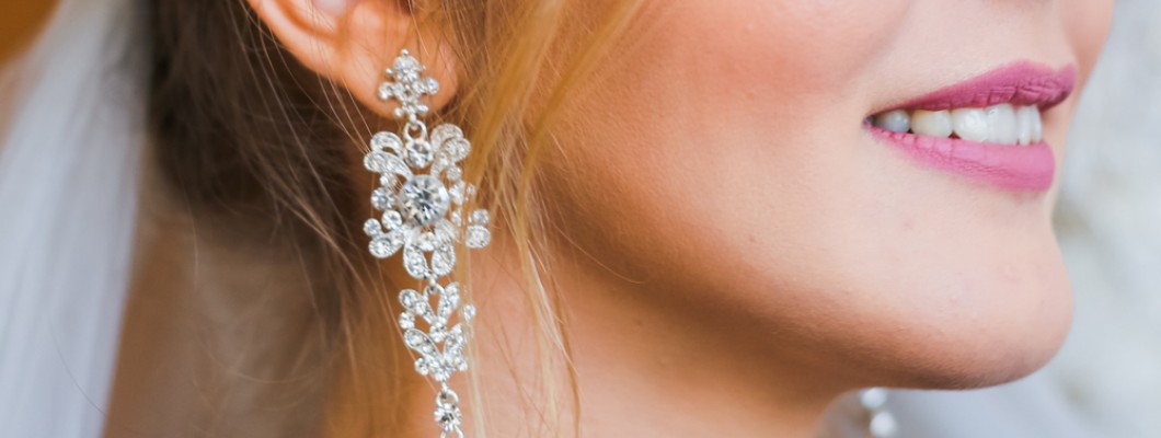 Nunta in interior vs. nunta in natura. Cum adaptam stralucirea bijuteriilor in functie de locatie?