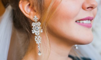 Nunta in interior vs. nunta in natura. Cum adaptam stralucirea bijuteriilor in functie de locatie?
