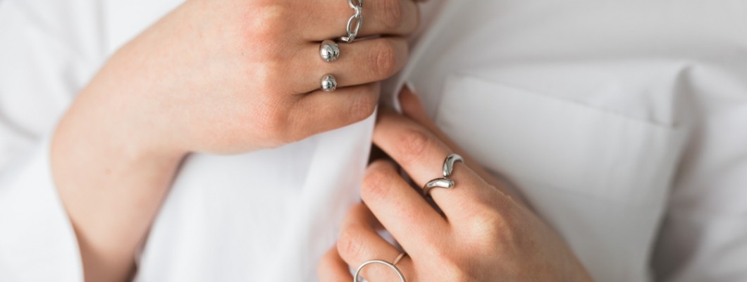 Cum combini corect bijuteriile din argint cu cele din aur?