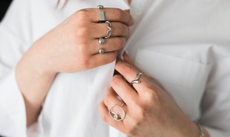 Cum combini corect bijuteriile din argint cu cele din aur?