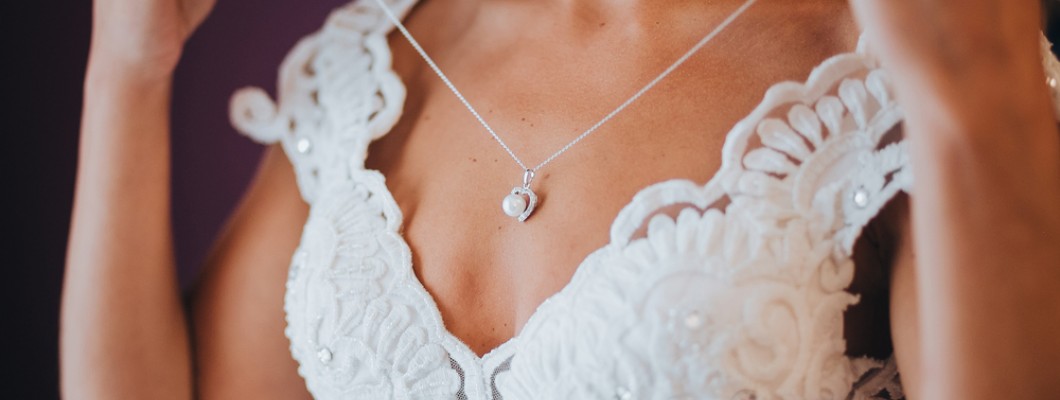 Cum alegi bijuteriile in functie de decolteul rochiei de mireasa