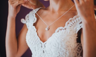 Cum alegi bijuteriile in functie de decolteul rochiei de mireasa