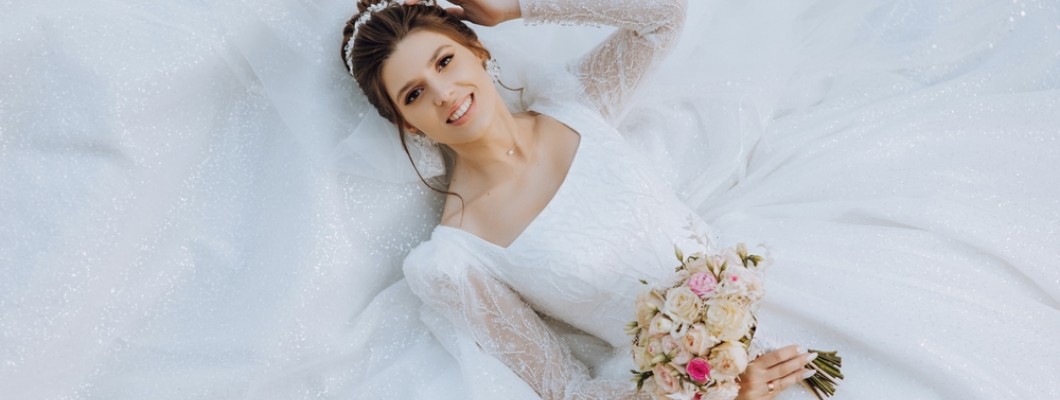 Stilul Regency (Bridgerton): Cum sa porti diadema si colierul de mireasa pentru un look de epoca