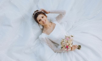 Stilul Regency (Bridgerton): Cum sa porti diadema si colierul de mireasa pentru un look de epoca