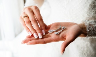 Ce accesorii alegi pentru rochia de mireasa cu maneci lungi: bratarile devin optionale, dar cerceii sunt un must