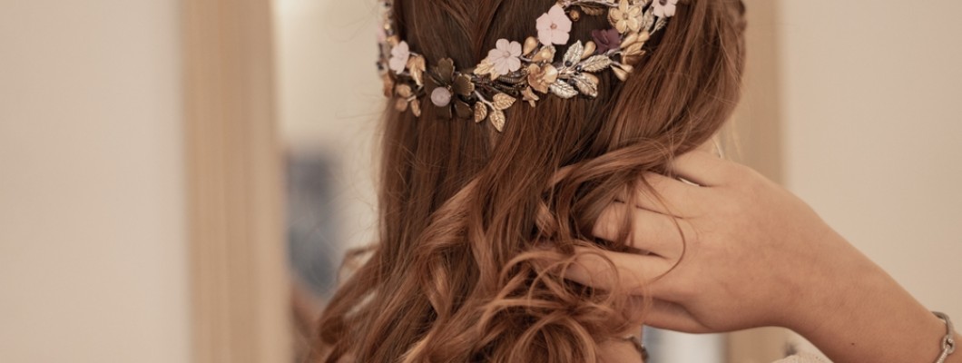 Mireasa cu parul desfacut: cum sa folosesti agrafele bijuterie pentru a „elibera” fata, pastrand lungimea parului