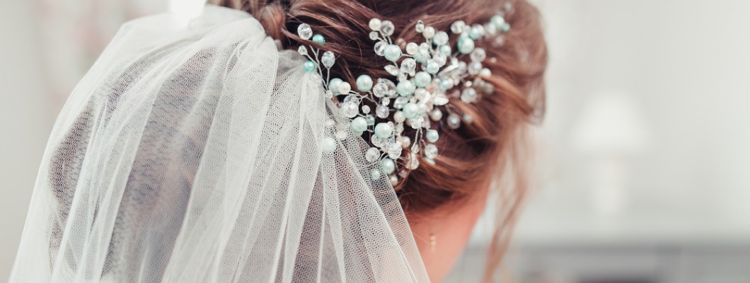 Simetrie vs. asimetrie: de ce agrafele purtate pe o singura parte sunt alegerea preferata a mireselor moderne