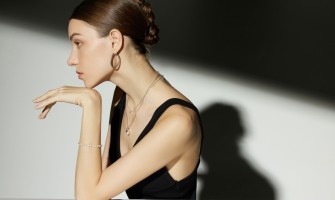 Bijuterii minimaliste vs. statement – ce se potriveste stilului tau?