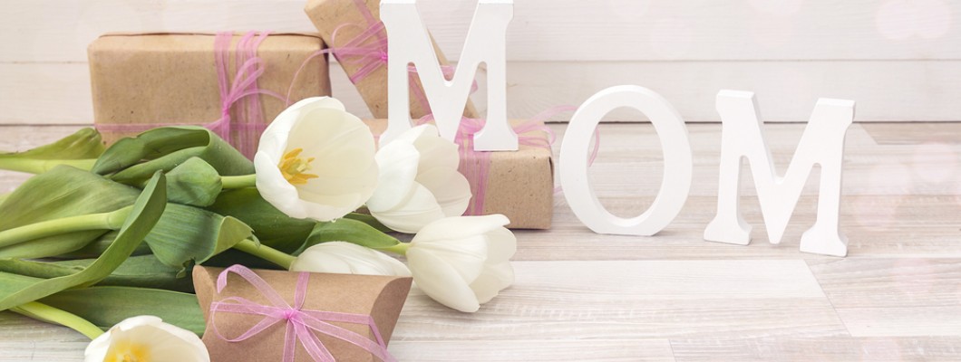 8 idei de cadouri elegante pentru mama de 8 Martie