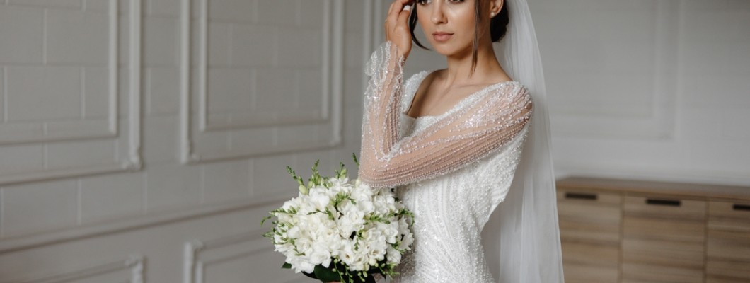 Bijuterii pentru rochia de mireasa tip sirena: accent pe senzualitate si linii curbe