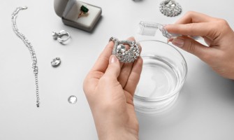 Cum sa cureti corect bijuteriile din argint pentru a le pastra stralucirea