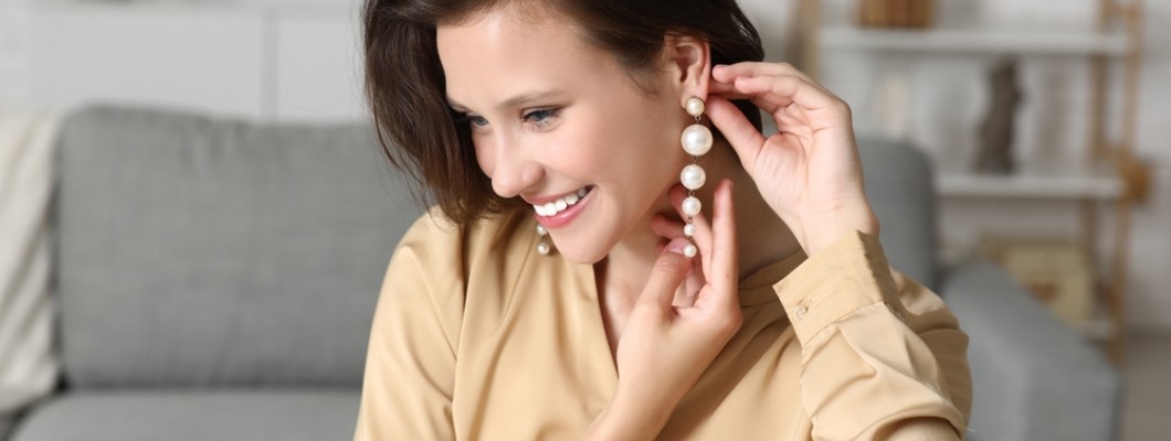 Cum porti cercei cu perle zi de zi: 5 formule de styling usor de replicat