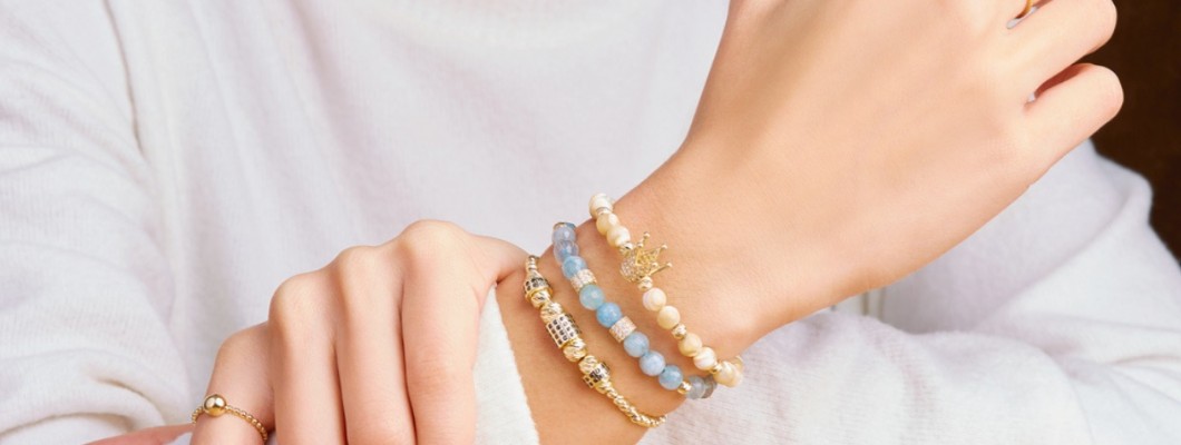 Cum transformi o bratara reglabila simpla intr-o piesa statement cu talismane potrivite