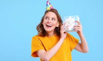 10 idei de cadouri pentru femei de 20 ani: bijuterii elegante si simbolice pentru orice ocazie