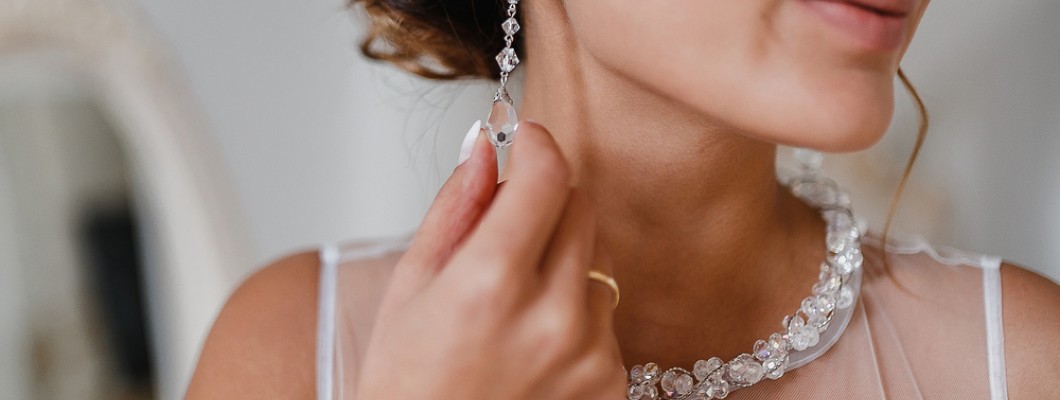 Cum alegi setul de bijuterii daca esti o mireasa cu parul scurt