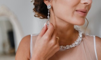 Cum alegi setul de bijuterii daca esti o mireasa cu parul scurt