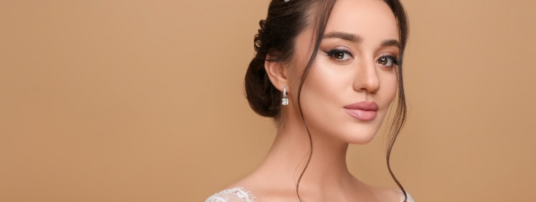 Coafuri de nunta care pun in valoare o diadema finuta de mireasa