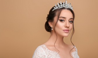 Coafuri de nunta care pun in valoare o diadema finuta de mireasa