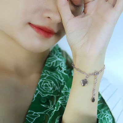 Bratara inox de culoare argintie reglabila cu zale si talismane inima plina si cerc Bratara inox de culoare argintie reglabila cu zale si talismane inima plina si cerc