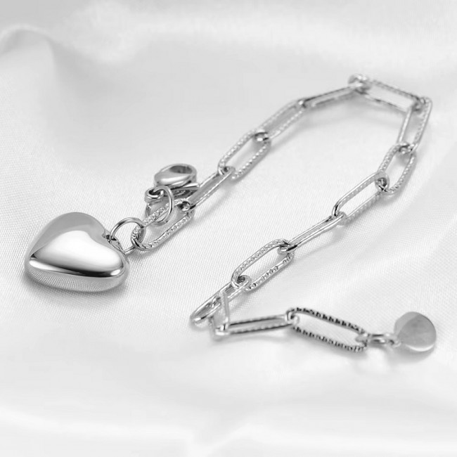 Bratara inox de culoare argintie reglabila cu zale si talismane inima plina si cerc Bratara inox de culoare argintie reglabila cu zale si talismane inima plina si cerc