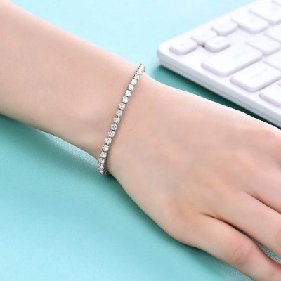 Bratara tennis argintie reglabila din inox cu cristale din zirconiu Bratara tennis argintie reglabila din inox cu cristale din zirconiu