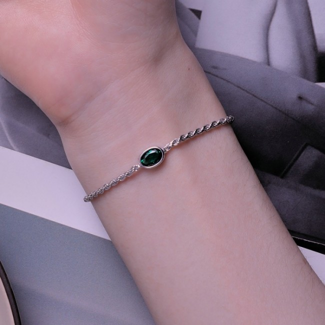 Bratara argint cu piatra ovala verde smarald
