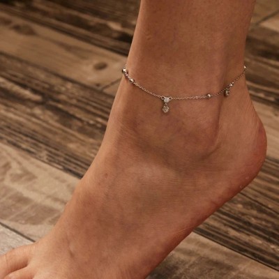 Bratara argint de picior cu talismane inimioare Bratara argint de picior cu talismane inimioare