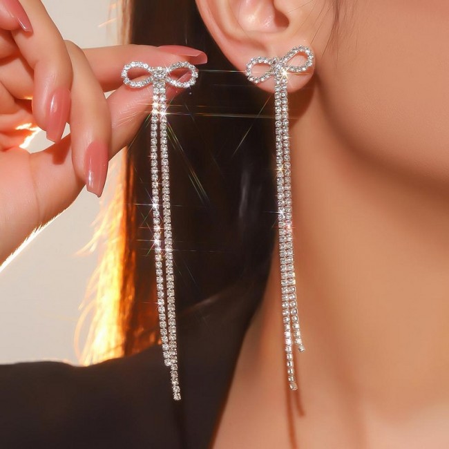 Cercei eleganti lungi cu cristale model fundita Cercei eleganti lungi cu cristale model fundita