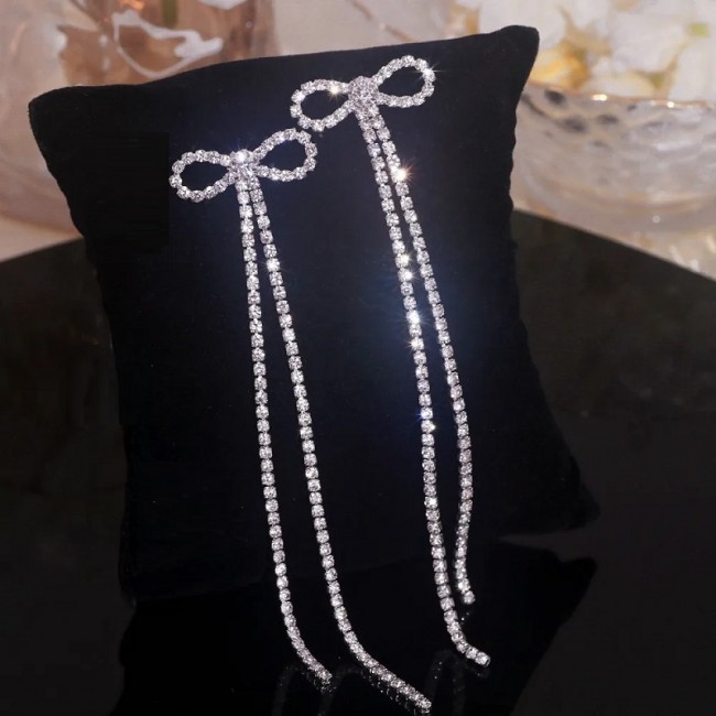 Cercei eleganti lungi cu cristale model fundita Cercei eleganti lungi cu cristale model fundita