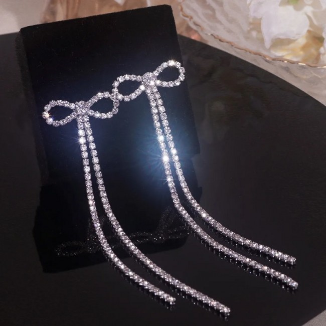 Cercei eleganti lungi cu cristale model fundita Cercei eleganti lungi cu cristale model fundita
