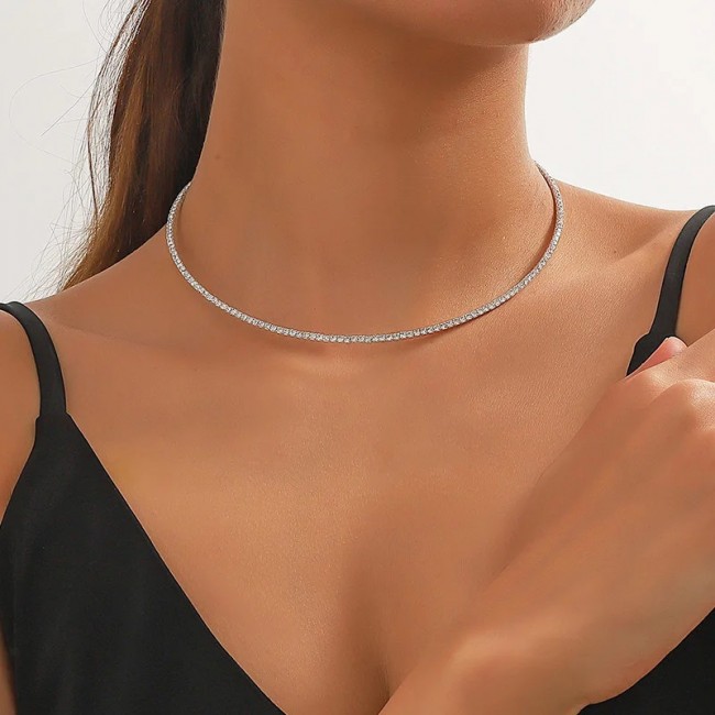 Colier choker cu un rand de cristale Colier choker cu un rand de cristale