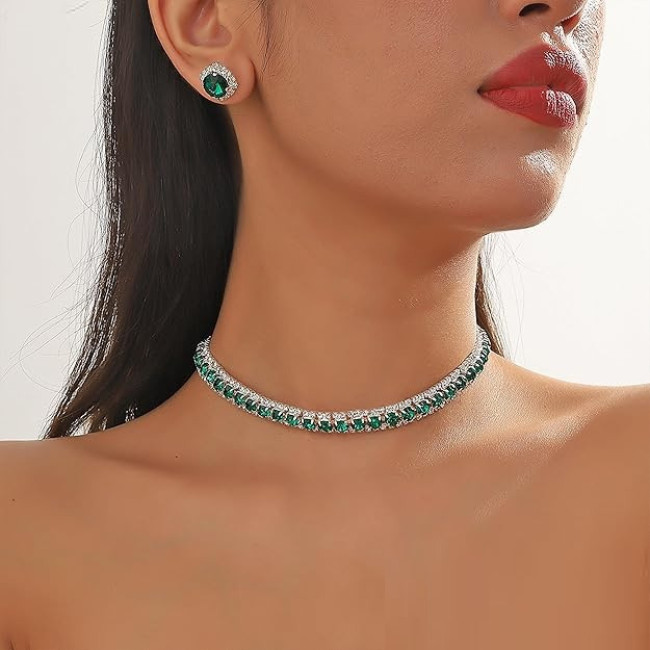 Set colier la baza gatului si cercei cu cristale verde smarald Elegance