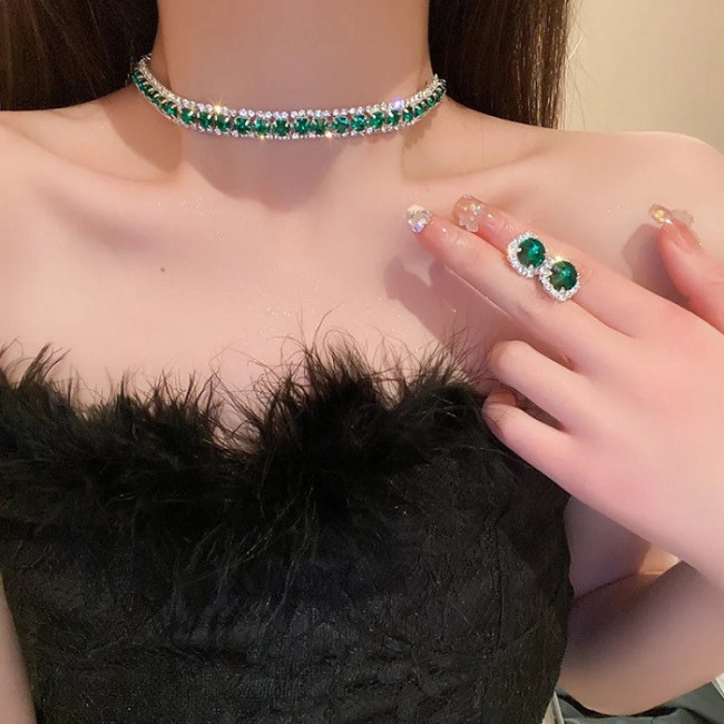 Set colier la baza gatului si cercei cu cristale verde smarald Elegance