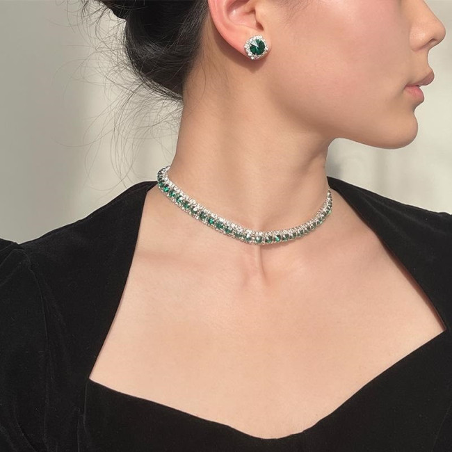Set colier la baza gatului si cercei cu cristale verde smarald Elegance