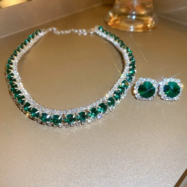 Set colier la baza gatului si cercei cu cristale verde smarald Elegance