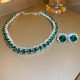 Set colier la baza gatului si cercei cu cristale verde smarald Elegance