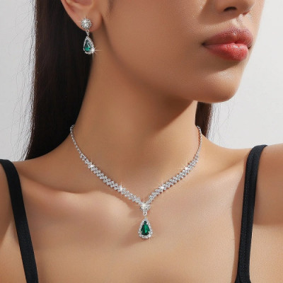 Set bijuterii colier si cercei Josephine cu cristale verde smarald